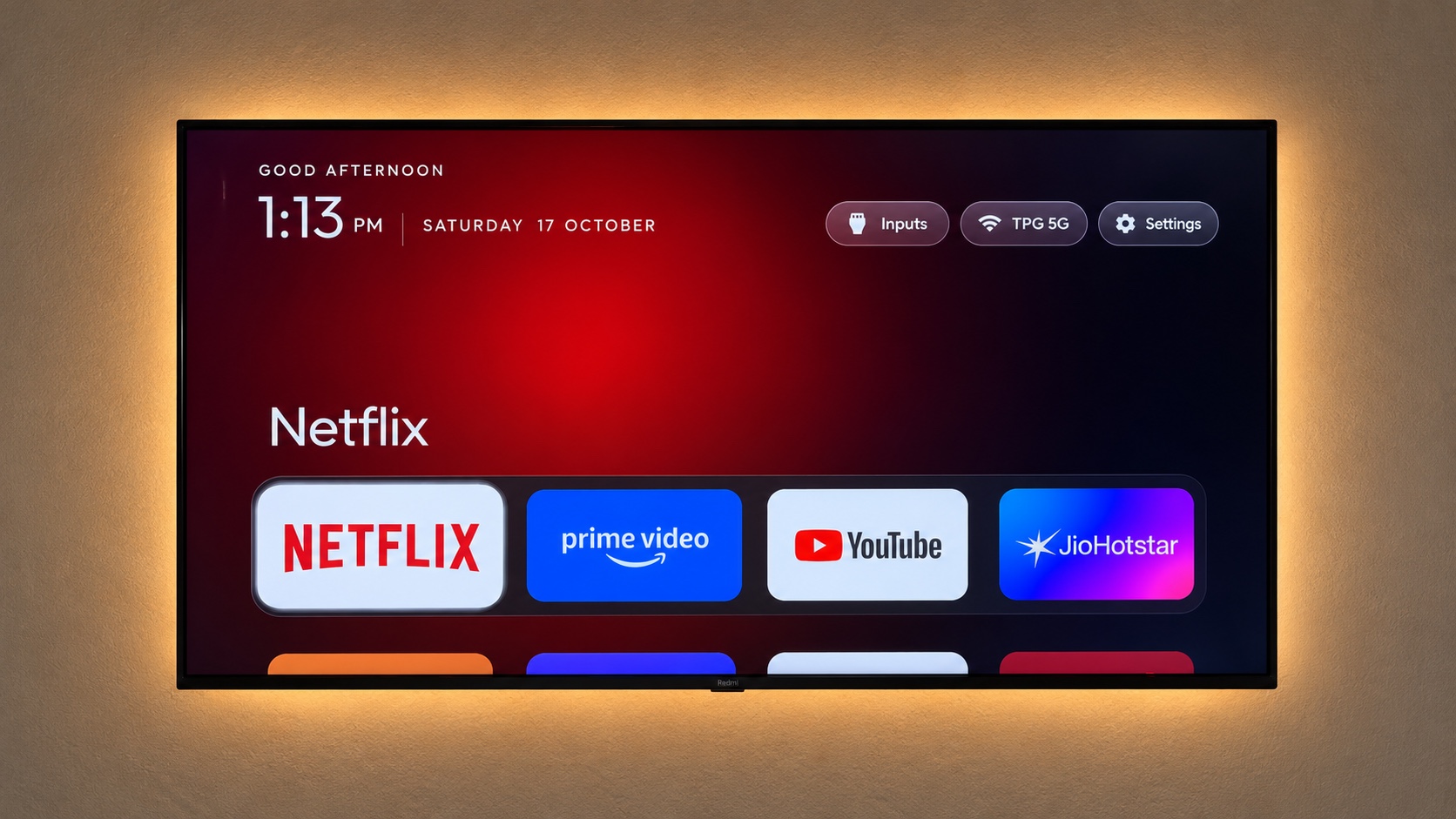 CleanYourTV 轻量级主界面:顶部货架焦点光晕展示与常用应用 Dock 栏